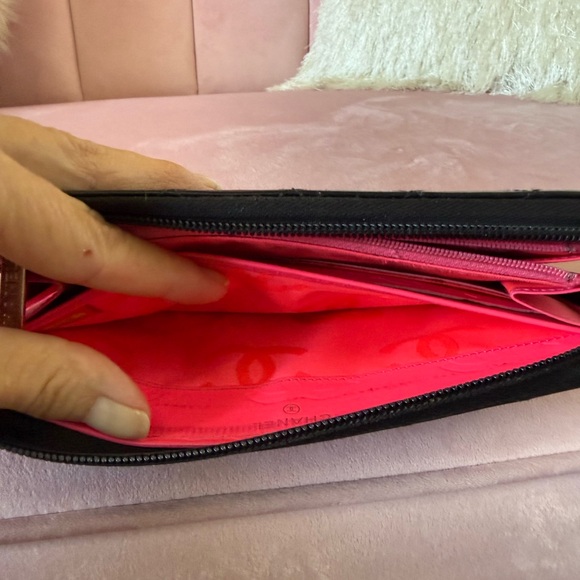💯 Auth CHANEL CAMBON Black Quilted Zip-Around Wallet with Hot Pink Interior - Picture 15 of 16